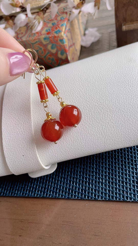 Anting-anting batu akik alami, terbuat dari material tambang lama, sangat tembus cahaya, sangat menawan, klasik dan serbaguna, ukuran 1.0, termasuk ongkos kirim dan pajak.
