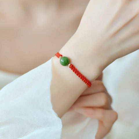 Gelang tali merah 9030-2# bertatahkan emas 18 karat, giok Hetian dan nefrit, ukuran 10*10 cm, melambangkan keberuntungan, kedamaian, dan kesuksesan. Harga sudah termasuk ongkos kirim dan pajak.