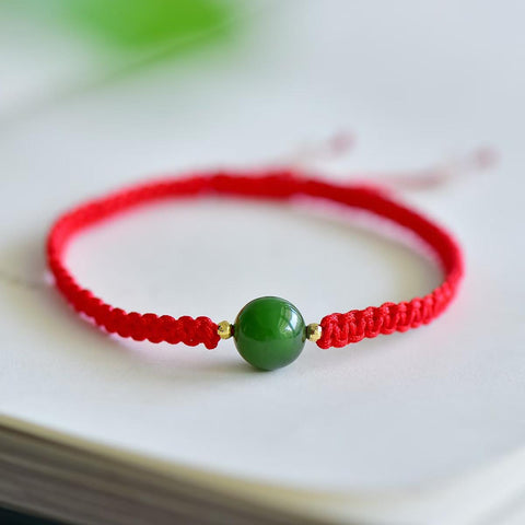 Gelang tali merah 9030-2# bertatahkan emas 18 karat, giok Hetian dan nefrit, ukuran 10*10 cm, melambangkan keberuntungan, kedamaian, dan kesuksesan. Harga sudah termasuk ongkos kirim dan pajak.