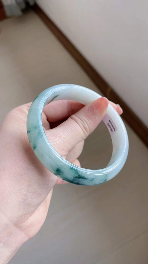 Gelang giok alami, terbuat dari material tambang lama, dengan tekstur halus dan hangat, tembus pandang yang sangat baik, pola biru yang indah, elegan dan anggun, diameter dalam 59,4 mm, termasuk ongkos kirim dan pajak.