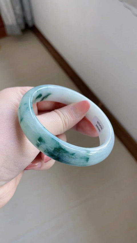 Gelang giok alami, terbuat dari material tambang lama, dengan tekstur halus dan hangat, tembus pandang yang sangat baik, pola biru yang indah, elegan dan anggun, diameter dalam 59,4 mm, termasuk ongkos kirim dan pajak.