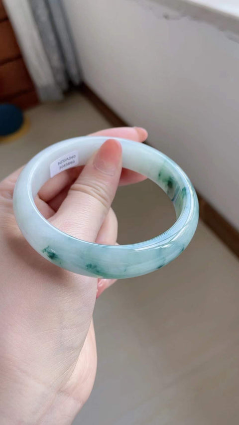 Gelang giok alami, terbuat dari material tambang lama, dengan tekstur halus dan hangat, tembus pandang yang sangat baik, pola biru yang indah, elegan dan anggun, diameter dalam 59,4 mm, termasuk ongkos kirim dan pajak.