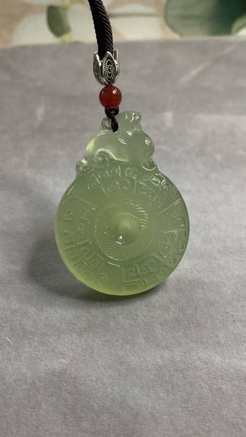 Kedamaian dan Berkah: Liontin giok Xiuyan yang indah, melambangkan kekayaan berlimpah, keberuntungan yang terus menerus, dan perlindungan. Cocok untuk pria dan wanita. Spesifikasi: 46 x 32,7 mm. Harga sudah termasuk ongkos kirim dan pajak.