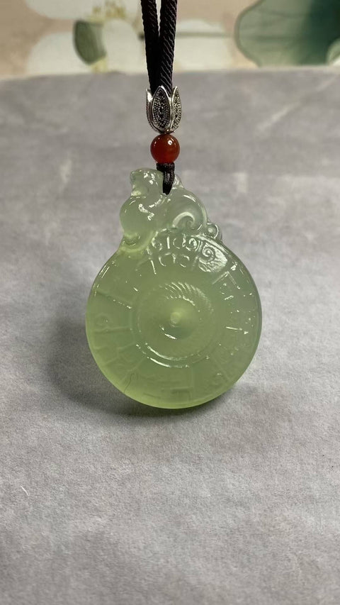 Kedamaian dan Berkah: Liontin giok Xiuyan yang indah, melambangkan kekayaan berlimpah, keberuntungan yang terus menerus, dan perlindungan. Cocok untuk pria dan wanita. Spesifikasi: 46 x 32,7 mm. Harga sudah termasuk ongkos kirim dan pajak.