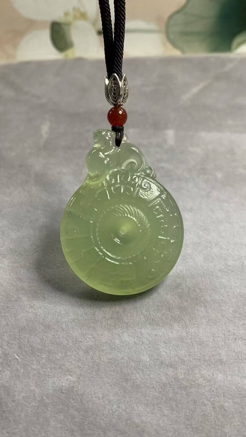 Kedamaian dan Berkah: Liontin giok Xiuyan yang indah, melambangkan kekayaan berlimpah, keberuntungan yang terus menerus, dan perlindungan. Cocok untuk pria dan wanita. Spesifikasi: 46 x 32,7 mm. Harga sudah termasuk ongkos kirim dan pajak.