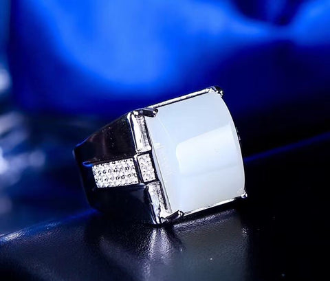 [Cincin Bertatahkan Giok Putih Hetian & Perak] Cincin pria klasik, ukuran permukaan giok sekitar 12*16 cm. Warna emas putih klasik, desain persegi sederhana. Termasuk ongkos kirim dan pajak.