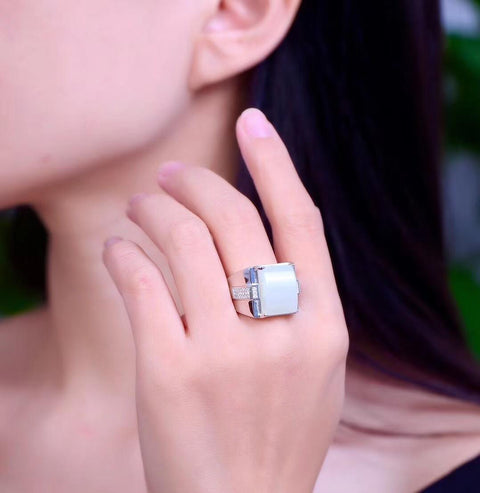 [Cincin Bertatahkan Giok Putih Hetian & Perak] Cincin pria klasik, ukuran permukaan giok sekitar 12*16 cm. Warna emas putih klasik, desain persegi sederhana. Termasuk ongkos kirim dan pajak.