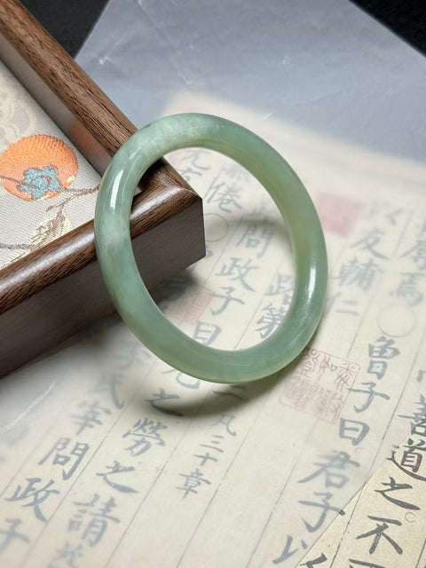 Gelang giok Xiuyan ini terasa hangat dan halus saat dikenakan, dan bentuknya yang penuh dan bulat melambangkan "kesempurnaan, kehalusan, dan keberuntungan." Dimensi: sekitar 59,5×9,8×9,3 mm. Harga sudah termasuk ongkos kirim dan pajak.