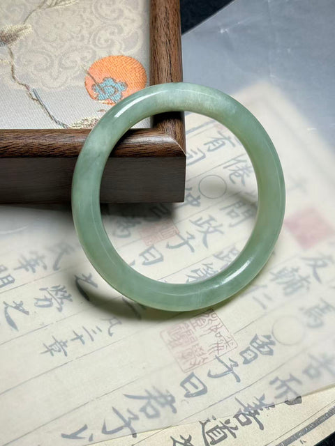 Gelang giok Xiuyan ini terasa hangat dan halus saat dikenakan, dan bentuknya yang penuh dan bulat melambangkan "kesempurnaan, kehalusan, dan keberuntungan." Dimensi: sekitar 59,5×9,8×9,3 mm. Harga sudah termasuk ongkos kirim dan pajak.