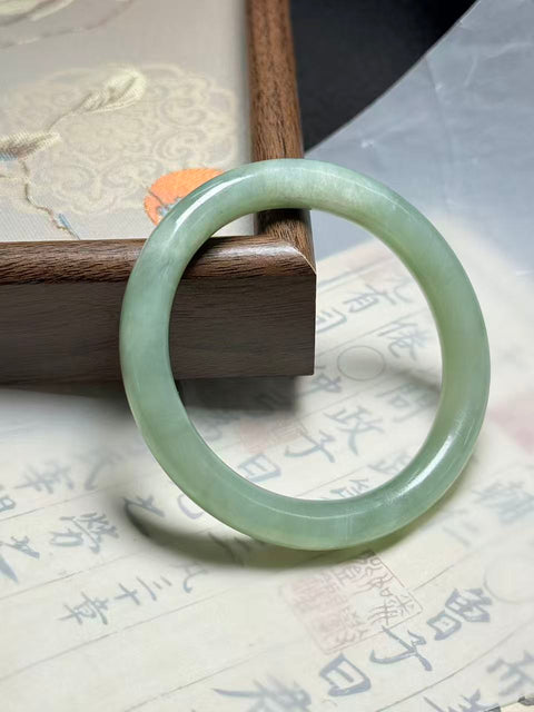 Gelang giok Xiuyan ini terasa hangat dan halus saat dikenakan, dan bentuknya yang penuh dan bulat melambangkan "kesempurnaan, kehalusan, dan keberuntungan." Dimensi: sekitar 59,5×9,8×9,3 mm. Harga sudah termasuk ongkos kirim dan pajak.