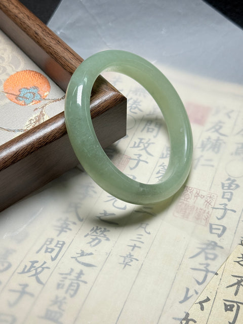 Gelang giok Xiuyan ini terasa hangat dan halus saat dikenakan, dan bentuknya yang penuh dan bulat melambangkan "kesempurnaan, kehalusan, dan keberuntungan." Dimensi: sekitar 59,5×12,9×9,5 mm. Harga sudah termasuk ongkos kirim dan pajak.
