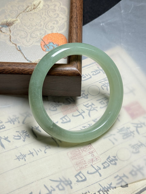 Gelang giok Xiuyan ini terasa hangat dan halus saat dikenakan, dan bentuknya yang penuh dan bulat melambangkan "kesempurnaan, kehalusan, dan keberuntungan." Dimensi: sekitar 59,5×12,9×9,5 mm. Harga sudah termasuk ongkos kirim dan pajak.