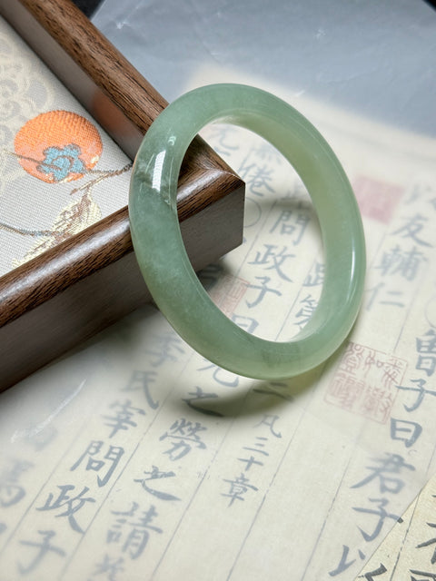 Gelang giok Xiuyan ini terasa hangat dan halus saat dikenakan, dan bentuknya yang penuh dan bulat melambangkan "kesempurnaan, kehalusan, dan keberuntungan." Dimensi: sekitar 59,5×12,9×9,5 mm. Harga sudah termasuk ongkos kirim dan pajak.