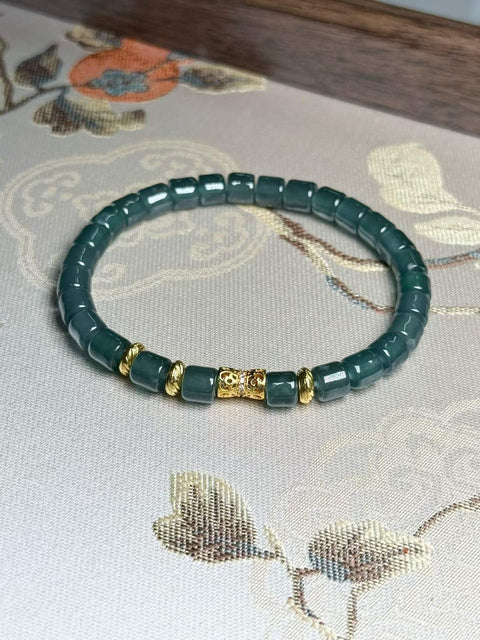 Gelang giok alami, berwarna biru kehijauan berkabut, potongan lurus, memancarkan aura yang sejuk dan elegan. Gioknya halus dan berminyak. 💫 Ukuran sekitar 6 x 5,5 mm. Termasuk ongkos kirim dan pajak.