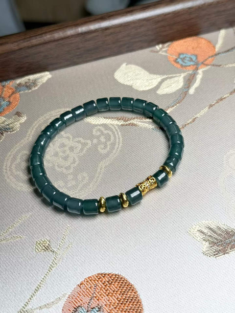 Gelang giok alami, berwarna biru kehijauan berkabut, potongan lurus, memancarkan aura yang sejuk dan elegan. Gioknya halus dan berminyak. 💫 Ukuran sekitar 6 x 5,5 mm. Termasuk ongkos kirim dan pajak.