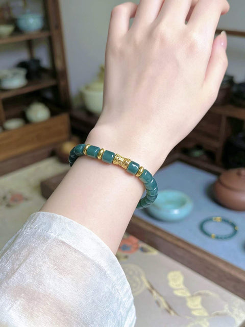 Gelang giok alami, berwarna biru kehijauan berkabut, potongan lurus, memancarkan aura yang sejuk dan elegan. Gioknya halus dan berminyak. 💫 Ukuran sekitar 6 x 5,5 mm. Termasuk ongkos kirim dan pajak.