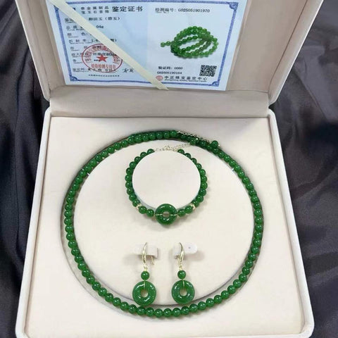 Satu set berisi 3 buah giok Hetian: kalung 6m, gelang gesper pengaman 6m, dan anting-anting gesper pengaman. Batu-batu lepas berukuran 6*6 cm dan 16*16 cm. Biaya pengiriman dan pajak sudah termasuk.