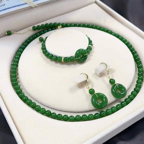 Satu set berisi 3 buah giok Hetian: kalung 6m, gelang gesper pengaman 6m, dan anting-anting gesper pengaman. Batu-batu lepas berukuran 6*6 cm dan 16*16 cm. Biaya pengiriman dan pajak sudah termasuk.