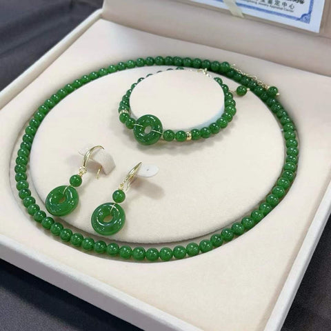 Satu set berisi 3 buah giok Hetian: kalung 6m, gelang gesper pengaman 6m, dan anting-anting gesper pengaman. Batu-batu lepas berukuran 6*6 cm dan 16*16 cm. Biaya pengiriman dan pajak sudah termasuk.