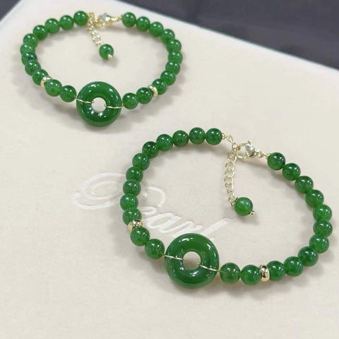 Satu set berisi 3 buah giok Hetian: kalung 6m, gelang gesper pengaman 6m, dan anting-anting gesper pengaman. Batu-batu lepas berukuran 6*6 cm dan 16*16 cm. Biaya pengiriman dan pajak sudah termasuk.