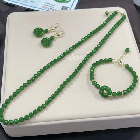 Satu set berisi 3 buah giok Hetian: kalung 6m, gelang gesper pengaman 6m, dan anting-anting gesper pengaman. Batu-batu lepas berukuran 6*6 cm dan 16*16 cm. Biaya pengiriman dan pajak sudah termasuk.