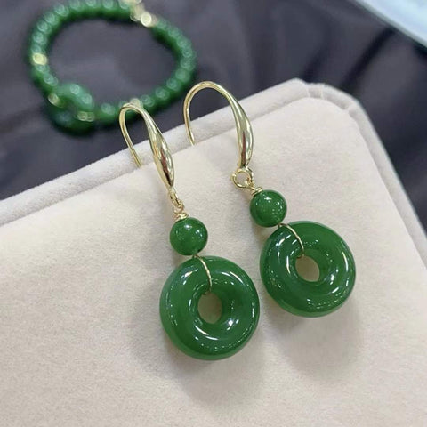 Satu set berisi 3 buah giok Hetian: kalung 6m, gelang gesper pengaman 6m, dan anting-anting gesper pengaman. Batu-batu lepas berukuran 6*6 cm dan 16*16 cm. Biaya pengiriman dan pajak sudah termasuk.
