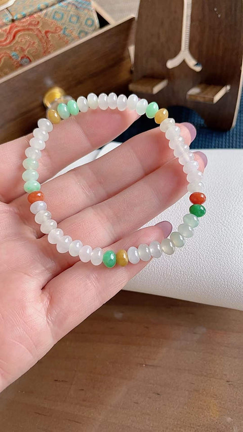 Gelang giok alami, terbuat dari material tambang lama, dengan tekstur halus dan hangat, warna permen yang indah, elegan dan mewah, ukuran 7x5, termasuk ongkos kirim dan pajak.