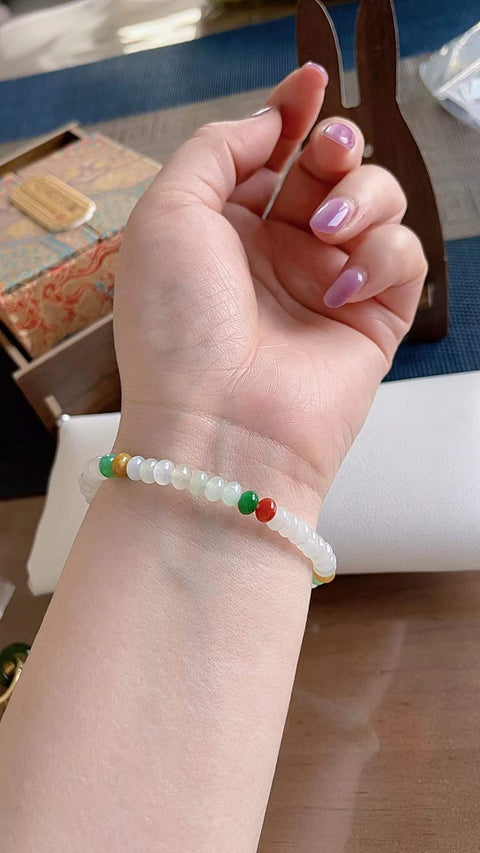 Gelang giok alami, terbuat dari material tambang lama, dengan tekstur halus dan hangat, warna permen yang indah, elegan dan mewah, ukuran 7x5, termasuk ongkos kirim dan pajak.