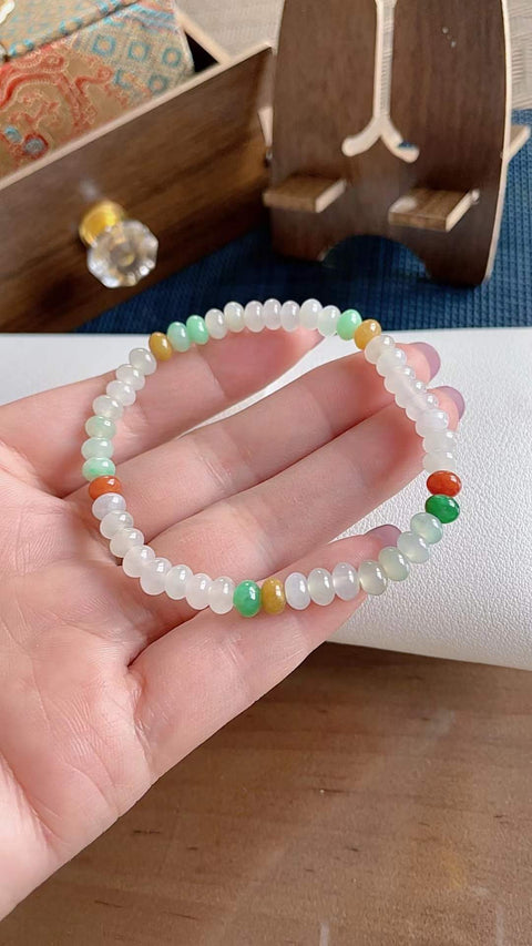 Gelang giok alami, terbuat dari material tambang lama, dengan tekstur halus dan hangat, warna permen yang indah, elegan dan mewah, ukuran 7x5, termasuk ongkos kirim dan pajak.