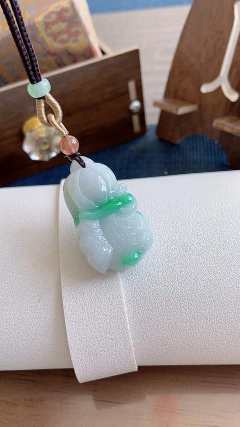 Kubis giok alami, melambangkan kekayaan berlimpah, terbuat dari material tambang lama, halus dan hangat saat disentuh, hijau cerah, ukiran indah, dimensi 3,8 x 2,3 cm, termasuk ongkos kirim dan pajak.