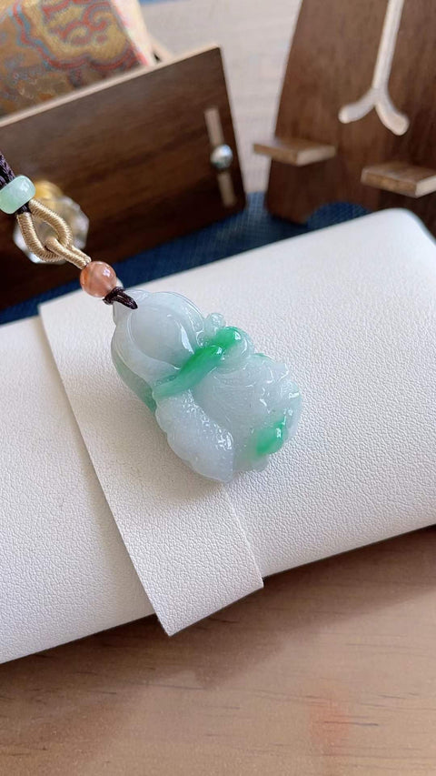 Kubis giok alami, melambangkan kekayaan berlimpah, terbuat dari material tambang lama, halus dan hangat saat disentuh, hijau cerah, ukiran indah, dimensi 3,8 x 2,3 cm, termasuk ongkos kirim dan pajak.