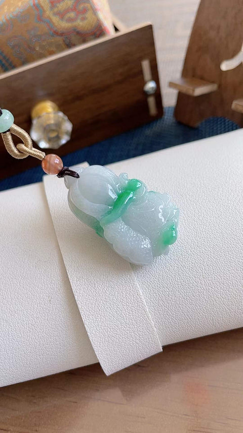 Kubis giok alami, melambangkan kekayaan berlimpah, terbuat dari material tambang lama, halus dan hangat saat disentuh, hijau cerah, ukiran indah, dimensi 3,8 x 2,3 cm, termasuk ongkos kirim dan pajak.