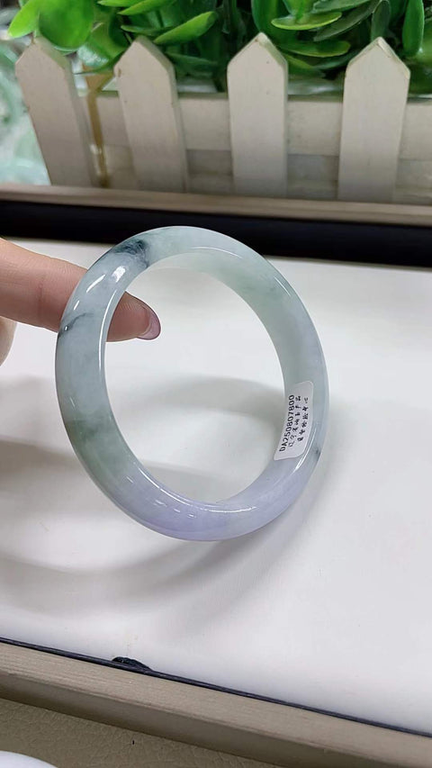 Gelang giok alami, material tambang lama, tekstur halus dan hangat, pola hijau yang indah, terlihat sangat memukau di pergelangan tangan, diameter 54mm. Semua batu alam terbentuk secara alami. Termasuk ongkos kirim dan pajak.
