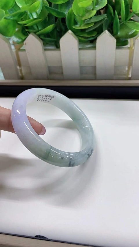 Gelang giok alami, material tambang lama, tekstur halus dan hangat, pola hijau yang indah, terlihat sangat memukau di pergelangan tangan, diameter 54mm. Semua batu alam terbentuk secara alami. Termasuk ongkos kirim dan pajak.