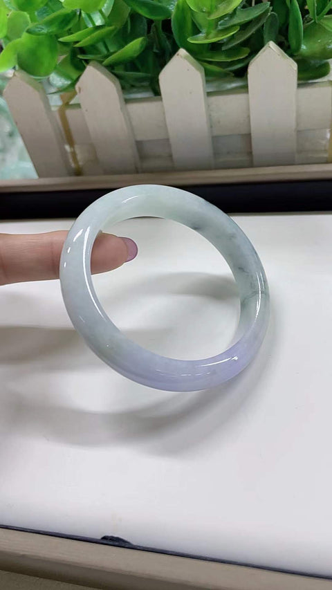 Gelang giok alami, material tambang lama, tekstur halus dan hangat, pola hijau yang indah, terlihat sangat memukau di pergelangan tangan, diameter 54mm. Semua batu alam terbentuk secara alami. Termasuk ongkos kirim dan pajak.