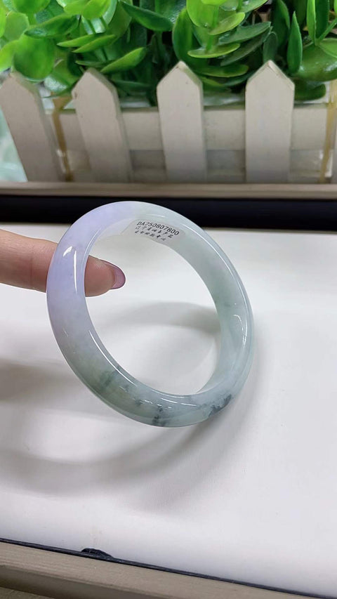 Gelang giok alami, material tambang lama, tekstur halus dan hangat, pola hijau yang indah, terlihat sangat memukau di pergelangan tangan, diameter 54mm. Semua batu alam terbentuk secara alami. Termasuk ongkos kirim dan pajak.