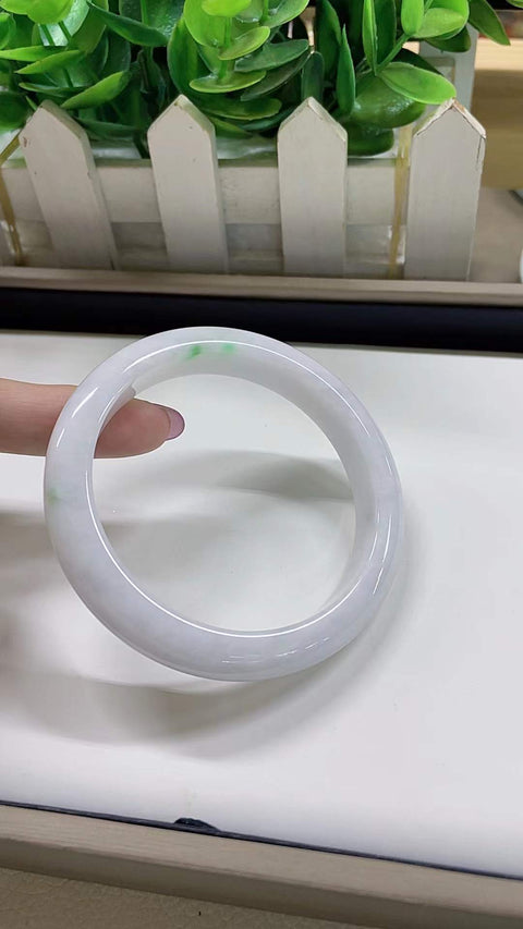 Gelang giok alami, dari tambang tua, dengan tekstur halus dan hangat, bersih dan menyegarkan, tampak sangat memukau di pergelangan tangan. Diameter 60 mm. Semua batu terbentuk secara alami. Termasuk ongkos kirim dan pajak.