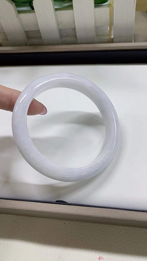 Gelang giok alami, dari tambang tua, dengan tekstur halus dan hangat, bersih dan menyegarkan, tampak sangat memukau di pergelangan tangan. Diameter 60 mm. Semua batu terbentuk secara alami. Termasuk ongkos kirim dan pajak.