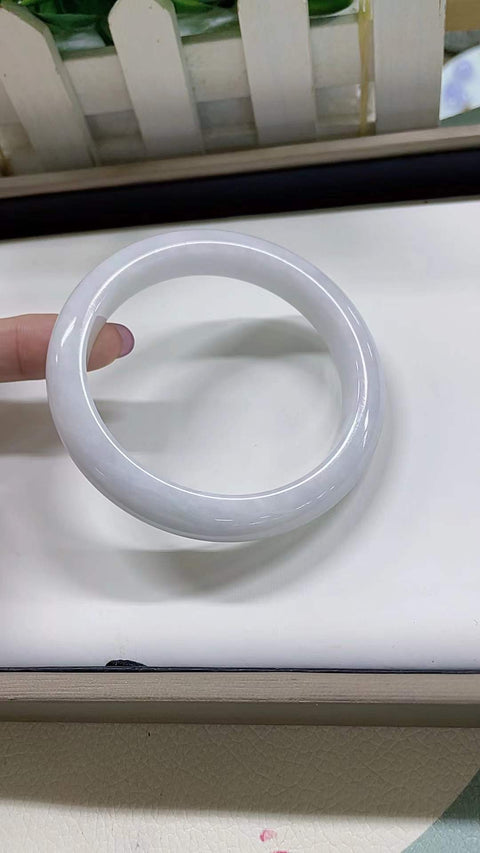Gelang giok alami, dari tambang tua, dengan tekstur halus dan hangat, bersih dan menyegarkan, tampak sangat memukau di pergelangan tangan. Diameter 60 mm. Semua batu terbentuk secara alami. Termasuk ongkos kirim dan pajak.