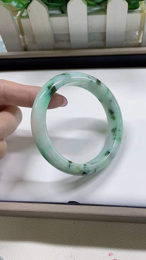 Gelang giok alami, dari tambang tua, dengan tekstur halus dan hangat, pola hijau yang indah, terlihat sangat memukau di pergelangan tangan, diameter 56,6 mm. Semua batu terbentuk secara alami. Pengiriman dan pajak sudah termasuk.