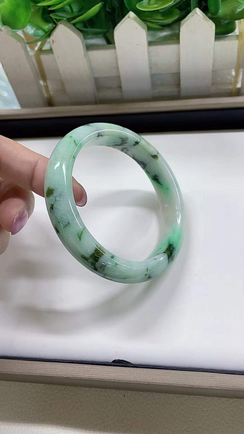 Gelang giok alami, dari tambang tua, dengan tekstur halus dan hangat, pola hijau yang indah, terlihat sangat memukau di pergelangan tangan, diameter 56,6 mm. Semua batu terbentuk secara alami. Pengiriman dan pajak sudah termasuk.