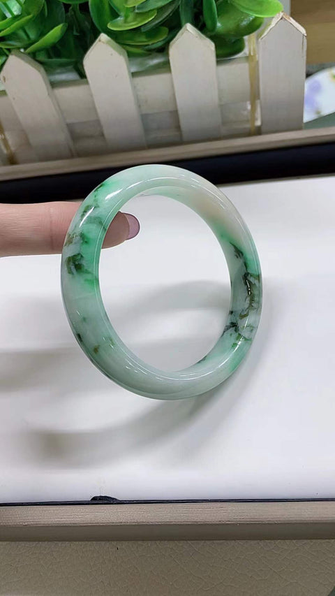 Gelang giok alami, dari tambang tua, dengan tekstur halus dan hangat, pola hijau yang indah, terlihat sangat memukau di pergelangan tangan, diameter 56,6 mm. Semua batu terbentuk secara alami. Pengiriman dan pajak sudah termasuk.