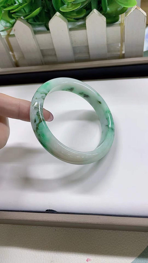 Gelang giok alami, dari tambang tua, dengan tekstur halus dan hangat, pola hijau yang indah, terlihat sangat memukau di pergelangan tangan, diameter 56,6 mm. Semua batu terbentuk secara alami. Pengiriman dan pajak sudah termasuk.