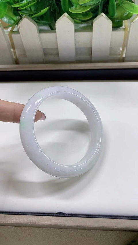 Gelang giok alami, material tambang lama, terlihat sangat menakjubkan di pergelangan tangan, diameter 54,7 mm. Semua batu terbentuk secara alami. Harga sudah termasuk ongkos kirim dan pajak.