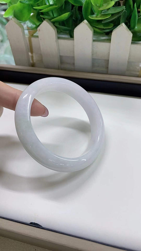 Gelang giok alami, material tambang lama, terlihat sangat menakjubkan di pergelangan tangan, diameter 54,7 mm. Semua batu terbentuk secara alami. Harga sudah termasuk ongkos kirim dan pajak.