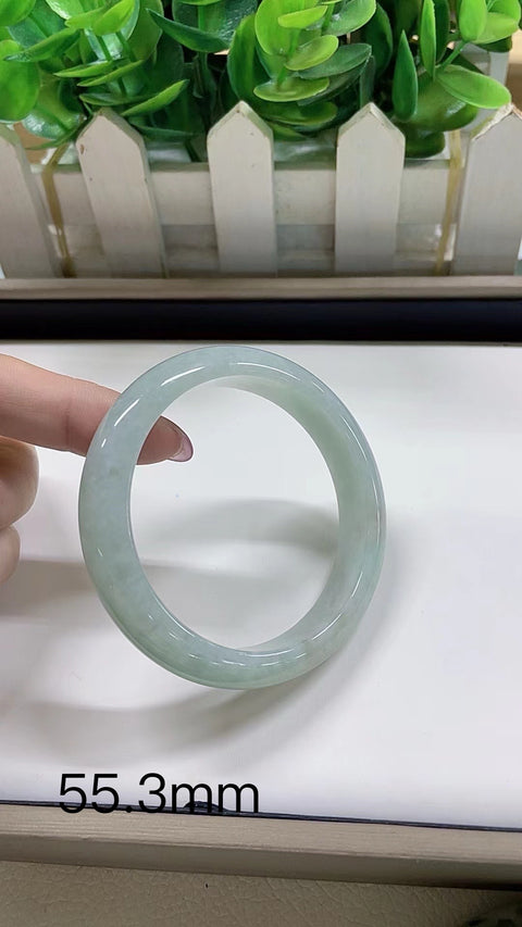 Gelang giok alami, dari tambang tua, dengan tekstur halus, hangat, dan bersih. Terlihat sangat menakjubkan di pergelangan tangan. Diameter: 55-60 mm. Semua batu terbentuk secara alami. Harga sudah termasuk ongkos kirim dan pajak.