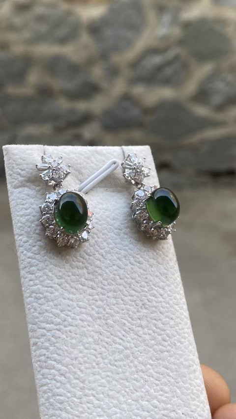 Anting-anting giok Xiuyan yang indah, berwarna hijau pekat, dan dihiasi berlian. Terbuat dari perak sterling 925, berukuran 7 x 9 mm. Termasuk ongkos kirim dan pajak.