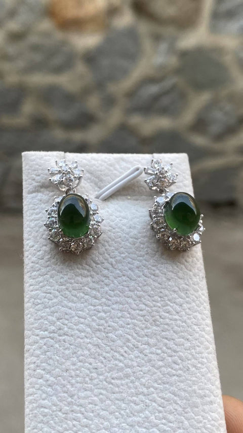 Anting-anting giok Xiuyan yang indah, berwarna hijau pekat, dan dihiasi berlian. Terbuat dari perak sterling 925, berukuran 7 x 9 mm. Termasuk ongkos kirim dan pajak.