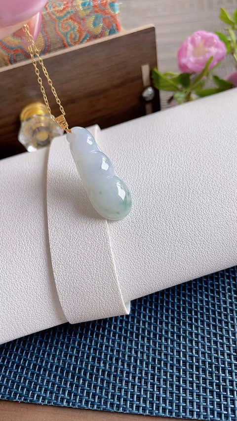 Giok alami berbentuk kacang empat musim, tembus pandang yang sangat baik, dipasang dalam emas 18 karat, dimensi 3,0 x 0,6, termasuk ongkos kirim dan pajak.