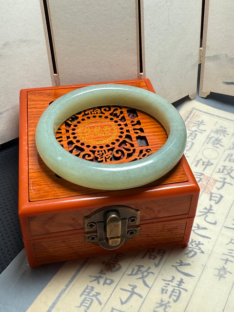 Gelang giok Xiuyan ini, simbol keberuntungan dan kemakmuran, membawa makna baik "kesempurnaan, kelancaran, dan berkah alami." Dimensi: sekitar 59×12,6×9,5 mm. Semua batu terbentuk secara alami. Biaya pengiriman dan pajak sudah termasuk.